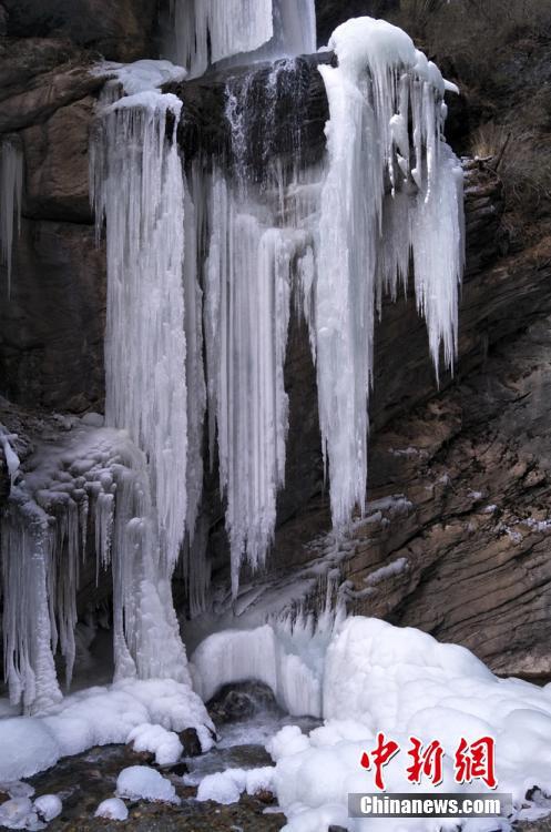 겨울철 간쑤 관어거우에서 관측되는 다양한 모습의 ‘빙폭 경관’