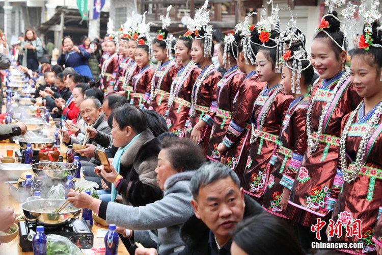 구이저우 룽장 ‘천인우별연’, 1천 명이 즐기는 대형 연회