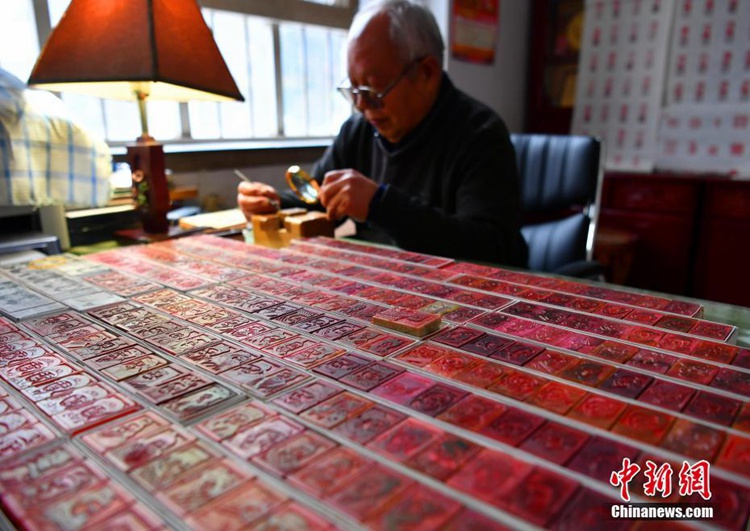 17년간 중국 인물 묘사해온 70대 노인, 전각 도장 작품 눈길
