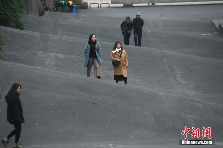 중국 충칭에 등장한 ‘파도 거리’, 캠퍼스 명물로 인기몰이