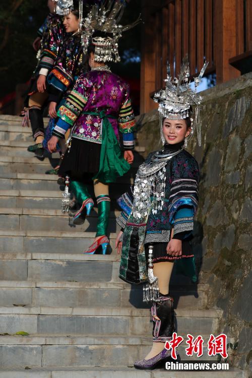 중국 구이저우 룽장 소수민족들의 ‘민족의상 패션쇼’