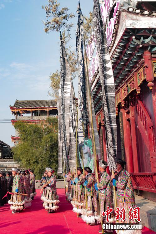 중국 구이저우 룽장 소수민족들의 ‘민족의상 패션쇼’