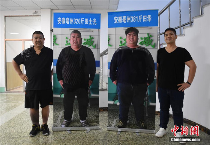 12월 12일, 톈스광(田士光, 왼쪽) 씨와 톈화(田華) 씨가 다이어트 시작 전 촬영한 사진 앞에 서서 사진을 찍고 있다.