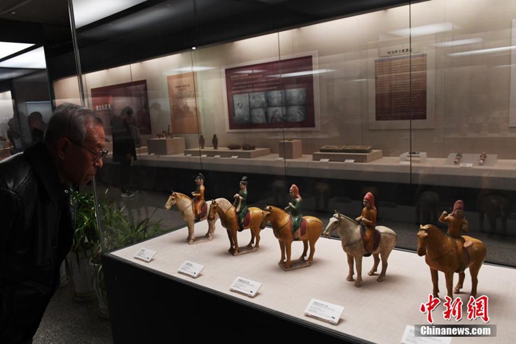 12월 16일, 산시(陝西) 고고학연구원 당(唐)나라 시대 기마용(騎馬俑)이 간쑤성박물관(甘肅省博物館)에서 전시돼 많은 관람객들의 주목을 받았다.