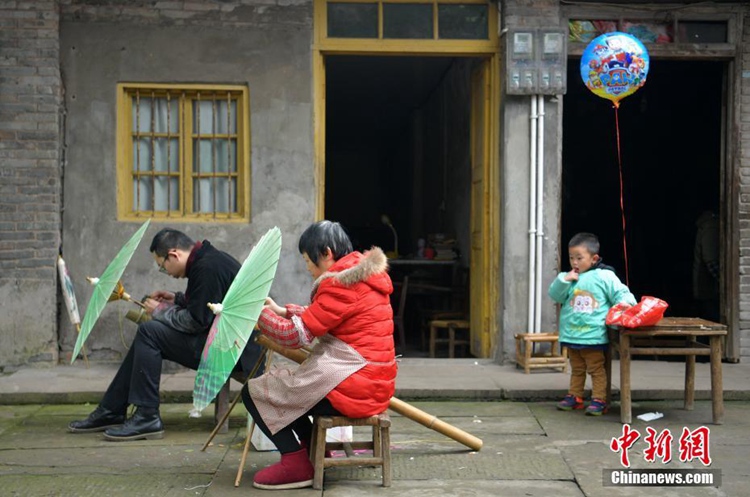 쓰촨 루저우 옛 골목길서 100년 유지우산 향내 ‘폴폴’
