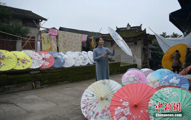 쓰촨 루저우 옛 골목길서 100년 유지우산 향내 ‘폴폴’