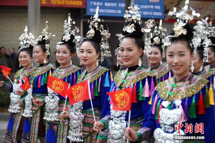 구이저우 리핑에서 개최된 동족 무형문화재 퍼레이드 행사