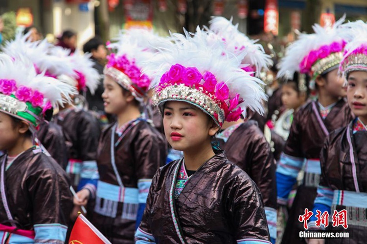 구이저우 리핑에서 개최된 동족 무형문화재 퍼레이드 행사