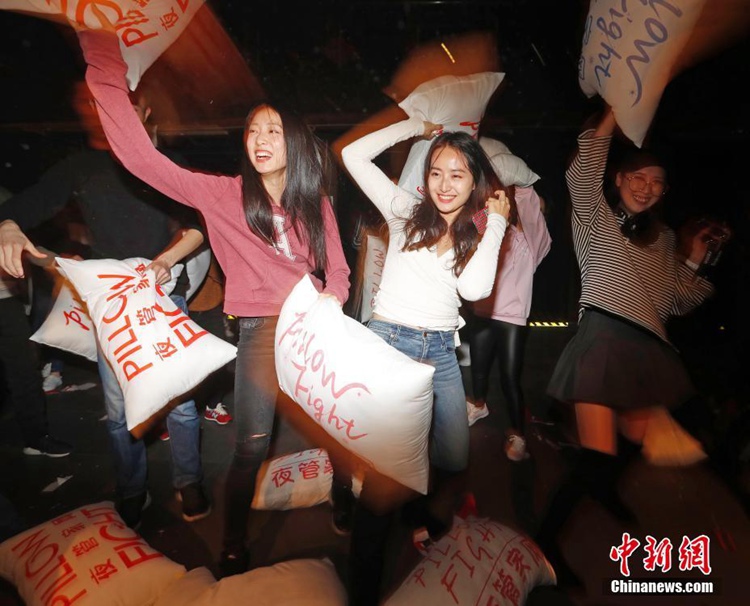 상하이에서 개최된 ‘베개 싸움’, 스트레스 날리며 즐거운 한때…