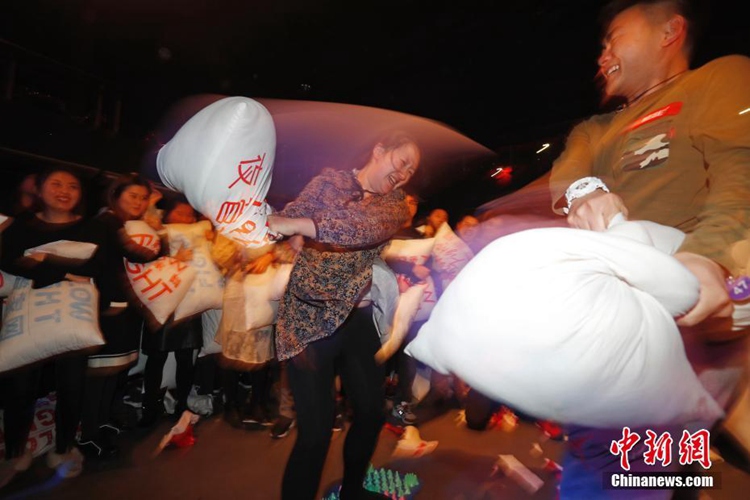 상하이에서 개최된 ‘베개 싸움’, 스트레스 날리며 즐거운 한때…