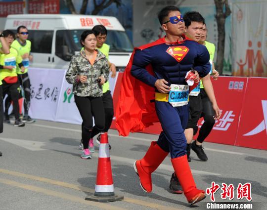 푸저우 국제 마라톤선수권대회 개막, 손오공X저팔계X슈퍼맨 등 복장 눈길
