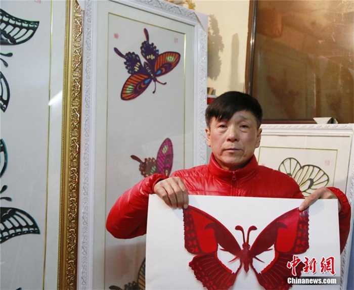 후베이 60대 전지 공예가, 5년간 나비 전지 작품 2만여 개 만들어