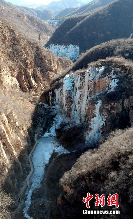 베이징의 겨울 모습, ‘선취안샤’에 형성된 얼음 폭포