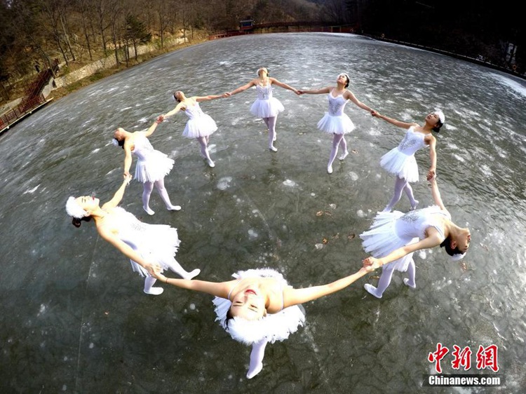 중국 허난: 얼어버린 호수면에서 펼쳐진 ‘발레 공연’