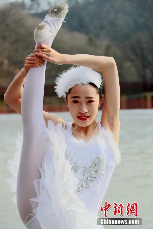 중국 허난: 얼어버린 호수면에서 펼쳐진 ‘발레 공연’