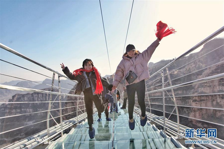 허베이 모 관광지의 ‘유리 현수교’ 완공…길이 488m, 높이 218m