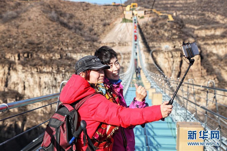 허베이 모 관광지의 ‘유리 현수교’ 완공…길이 488m, 높이 218m