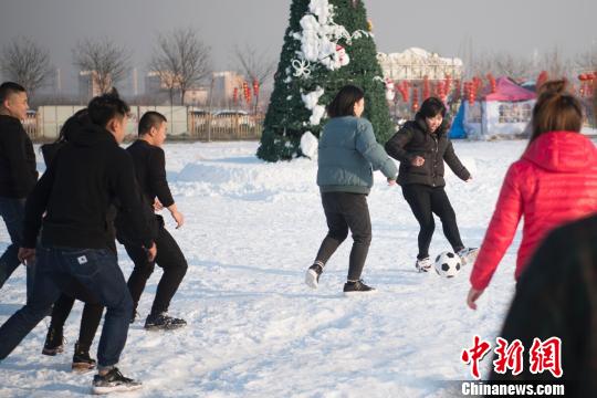 타이위안에서 펼쳐진 설상 운동회, 눈밭에서 즐기는 ‘축구’