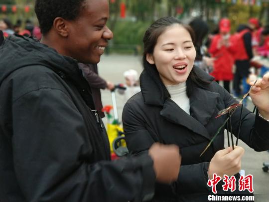 중국 쓰촨서 개최된 ‘국제우호문화축제’, 외국인들 체험 이끌어내