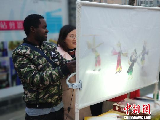 중국 쓰촨서 개최된 ‘국제우호문화축제’, 외국인들 체험 이끌어내