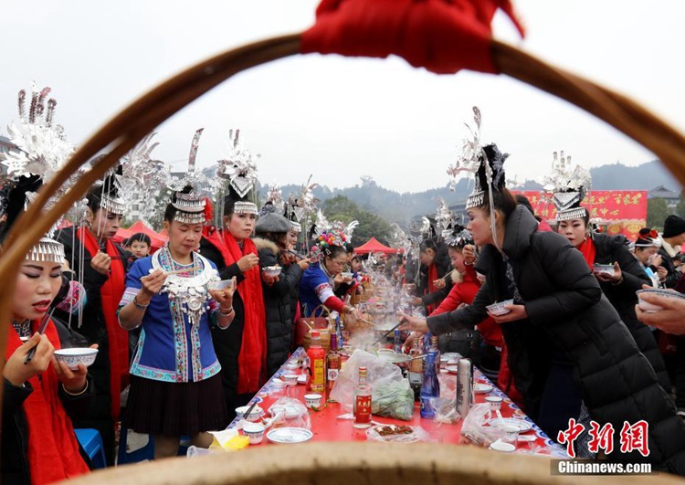 중국 광시에 동족 새해맞이 위해 펼쳐진 ‘백가연’ 잔칫상