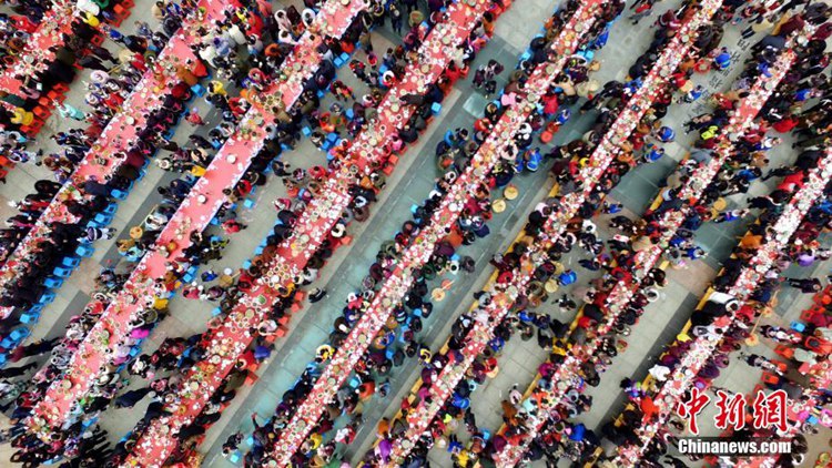 중국 광시에 동족 새해맞이 위해 펼쳐진 ‘백가연’ 잔칫상