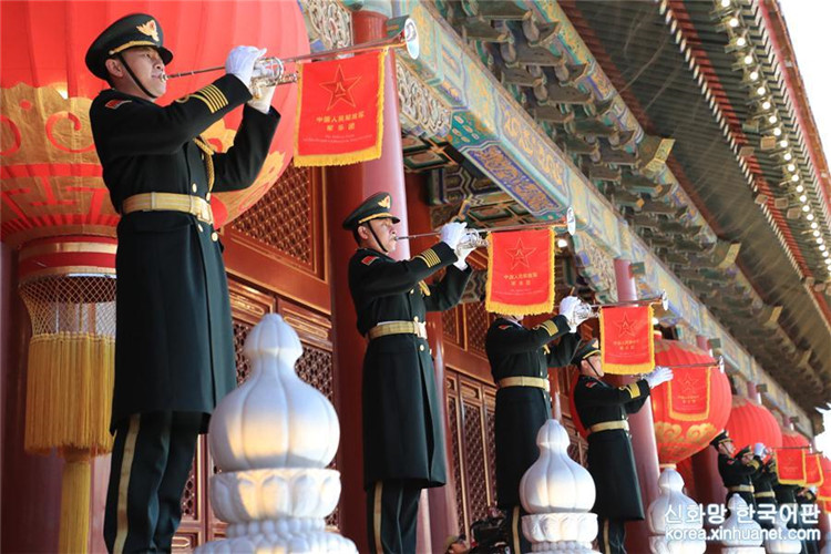 중국인민해방군, 첫 톈안먼광장 국기게양 임무 수행
