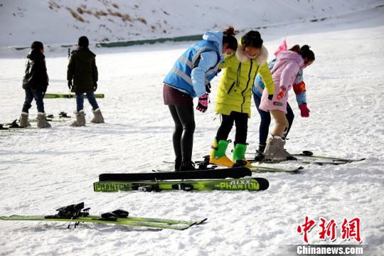 간쑤 장예 초중등 학생 빙설운동 체험