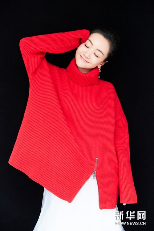 배우 양룽 화보 공개, 빨간 니트와 하얀 레이스 스커트의 절묘한 조합