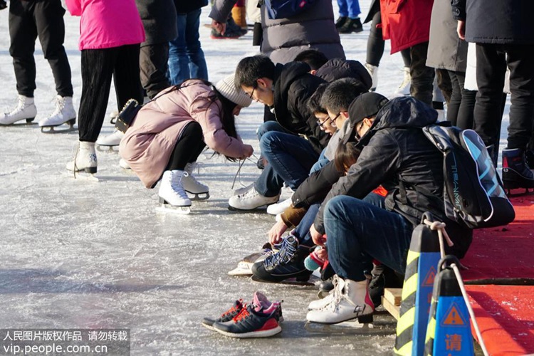스차하이 스케이트장 북적이는 주말 인파…시민들 체험하며 즐거움 만끽