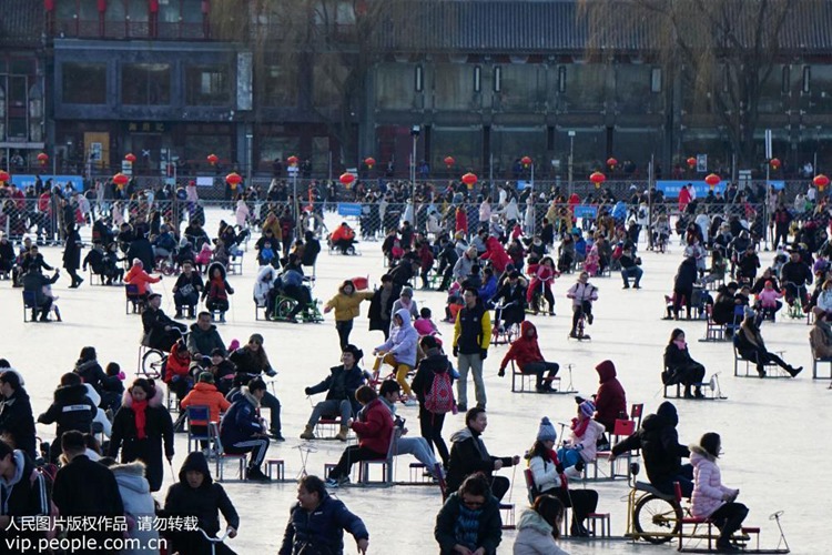 스차하이 스케이트장 북적이는 주말 인파…시민들 체험하며 즐거움 만끽