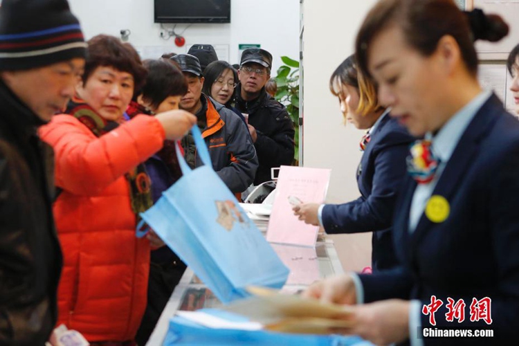 무술년 특별우표 발행, 줄서서 구입하는 상하이 시민들