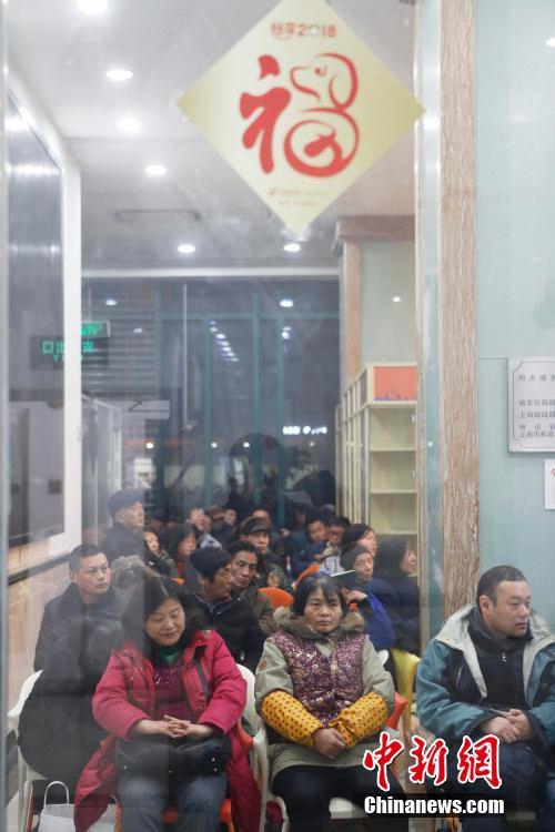 무술년 특별우표 발행, 줄서서 구입하는 상하이 시민들