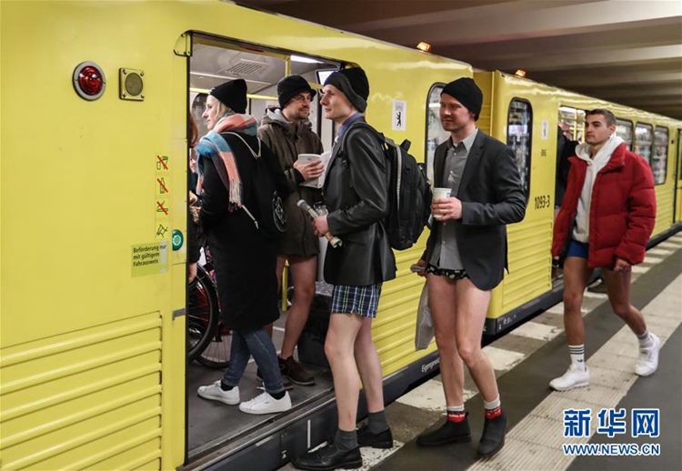 베를린에서 개최된 ‘바지 벗고 지하철 타기’, 하의실종 패션
