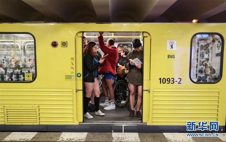 베를린에서 개최된 ‘바지 벗고 지하철 타기’, 하의실종 패션
