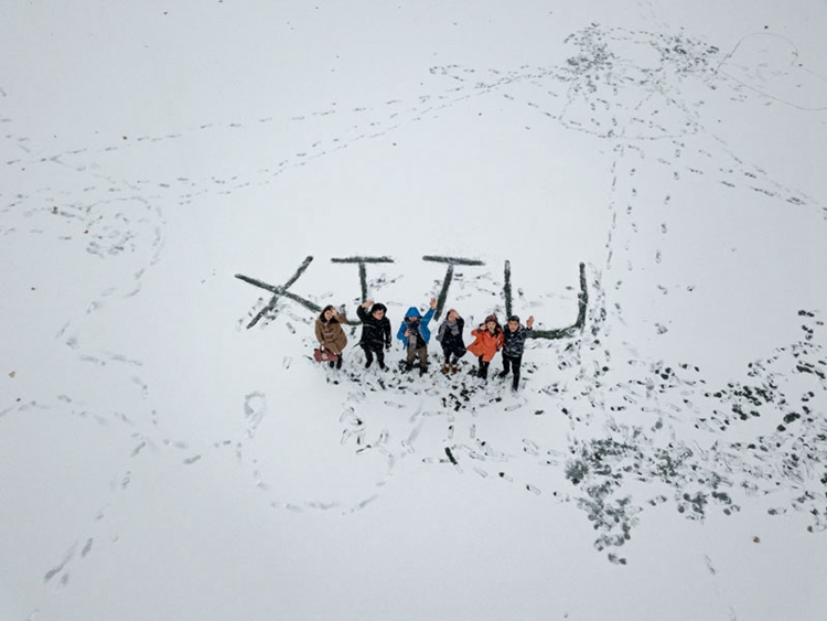 1월 3일, 시안교통대학(西安交通大學) 학생들이 눈밭에서 학교명의 영어 약자를 뜻하는 ‘XJTU’를 그렸다.