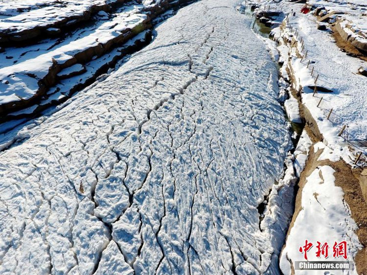 중국에 찾아온 한파…꽁꽁 얼어붙은 황허강 ‘후커우폭포’
