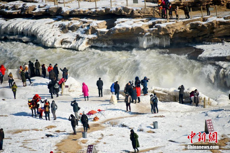 중국에 찾아온 한파…꽁꽁 얼어붙은 황허강 ‘후커우폭포’