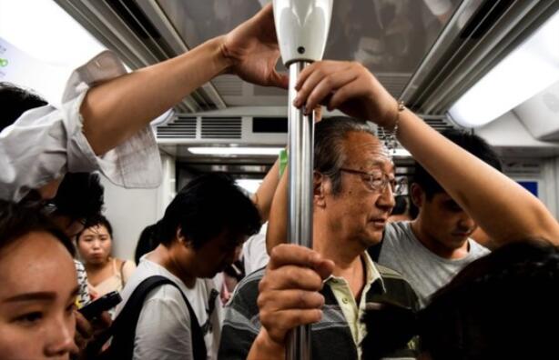'무현금 도시' 중국 상하이, QR코드 찍고 지하철 탄다