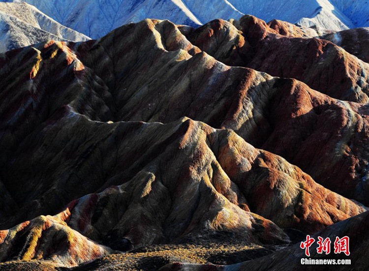 간쑤 장예에 펼쳐진 오색찬란 단하지모, 깎아지른 듯한 절벽들