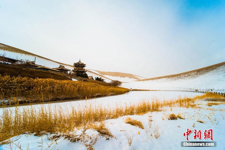 사막 도시 간쑤 둔황에 내린 첫눈, ‘사막과 눈의 환상적인 콜라보’