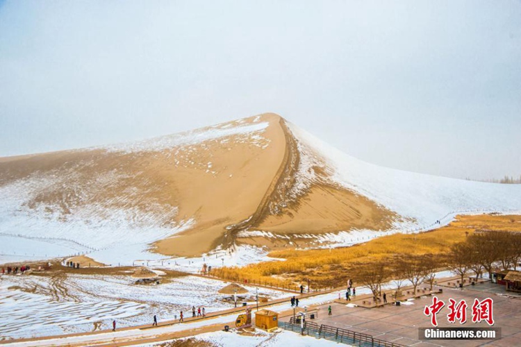 사막 도시 간쑤 둔황에 내린 첫눈, ‘사막과 눈의 환상적인 콜라보’