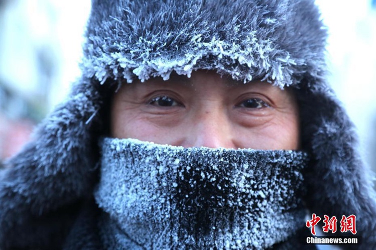 헤이룽장 영하 40도 날씨 이어져, 시민들 얼굴에 두꺼운 얼음 쌓여