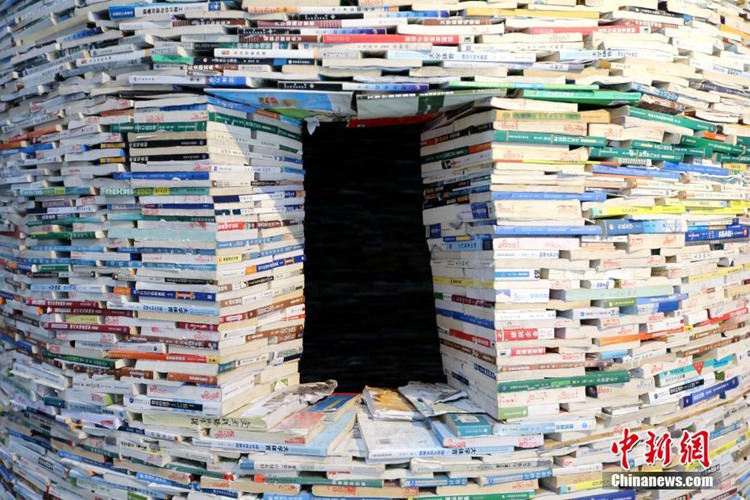 책 14톤 이용해 쌓아올린 ‘11m 탑’…시안 모 예술구에 등장
