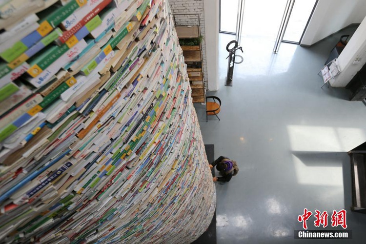 책 14톤 이용해 쌓아올린 ‘11m 탑’…시안 모 예술구에 등장
