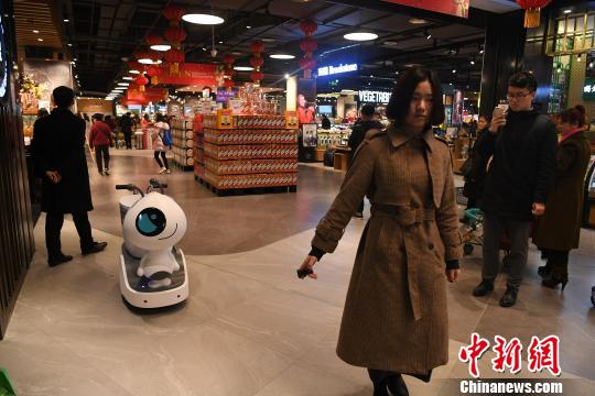 충칭 마트에 등장한 소비자들 구매 도와주는 로봇들…운반도 척척!