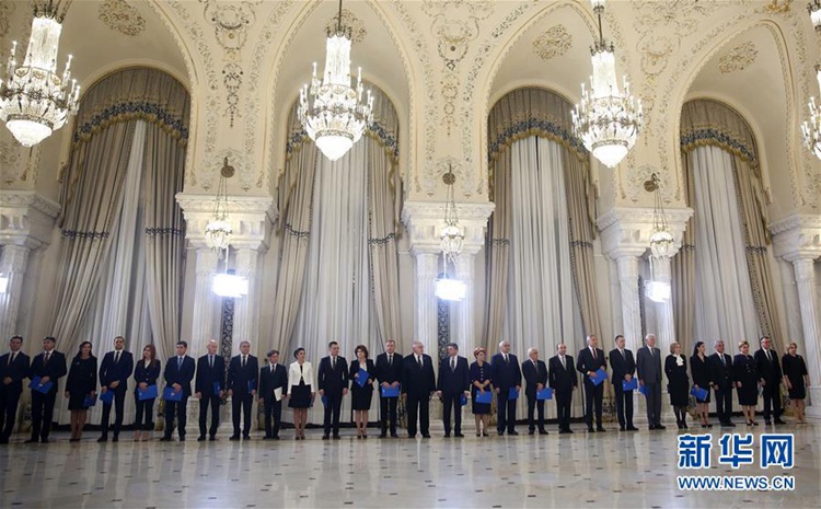 루마니아 첫 여성 총리 탄생…신정부 취임 선서