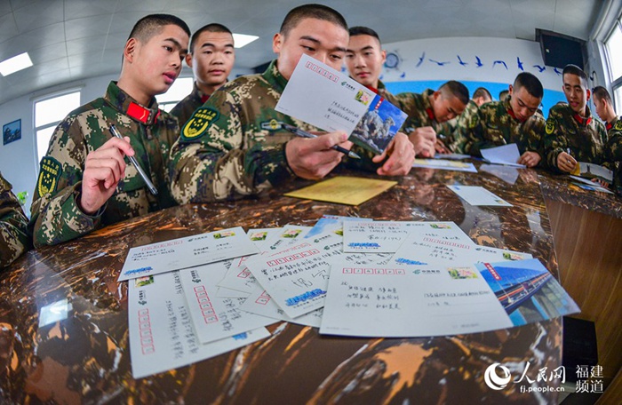 중국 국경 신병들의 ‘고향에 편지 보내기 행사’, 눈물 흘리며 써 내려가는 손편지