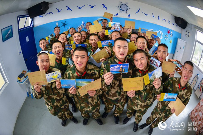 중국 국경 신병들의 ‘고향에 편지 보내기 행사’, 눈물 흘리며 써 내려가는 손편지