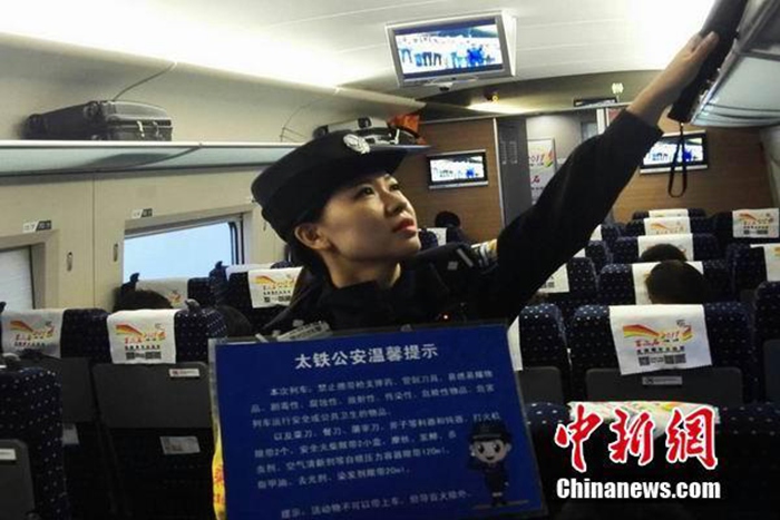 G602편 열차 탑승 경찰이 위험물 검사를 하고 있다. 